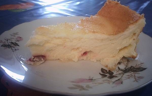 Baked cheese cake with dried blackberries